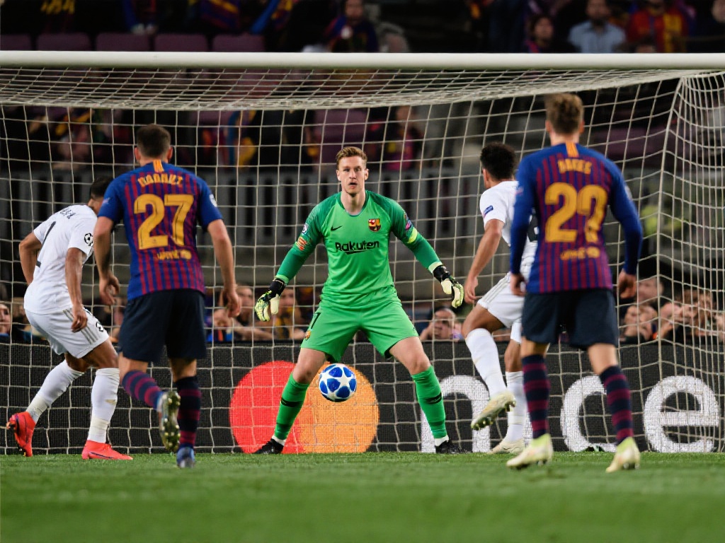 什琴斯尼不败金身告破,首遭巴萨生涯失利 此外,什琴斯尼所在球队的防线稳定性在这场